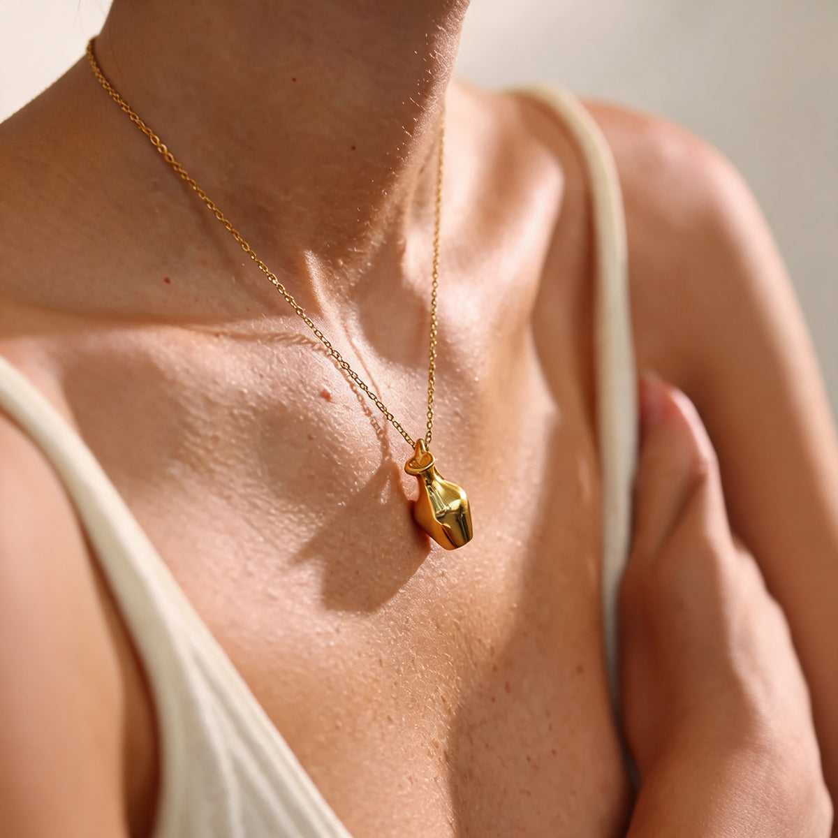 Vera Vase Charm Necklace in PVD gold-plated stainless steel