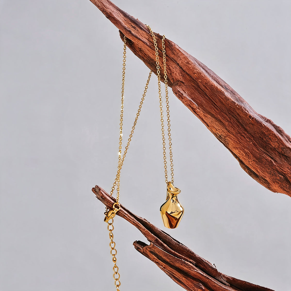 Vera Vase Charm Necklace in PVD gold-plated stainless steel