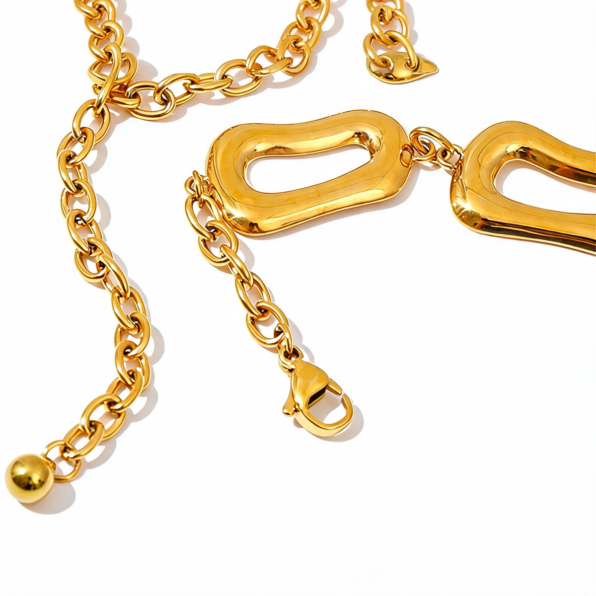 Close up of the smooth rectangle links and lobster clasp